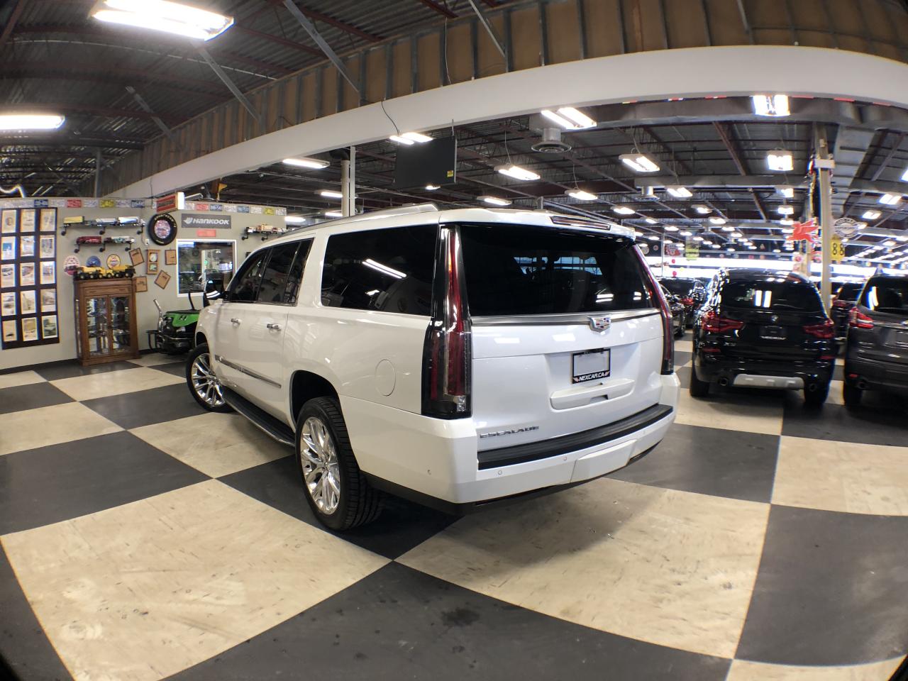 2018 Cadillac Escalade ESV LUXURY 7 PASS 4WD LEATHER SUNROOF NAV CAMERA Photo3