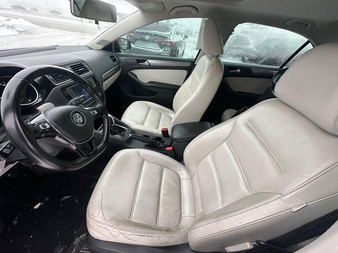 2016 Volkswagen Jetta HIGHLINE, LEATHER, AUTO, ALLOYS, 4 CYL, CERTIFIED Photo