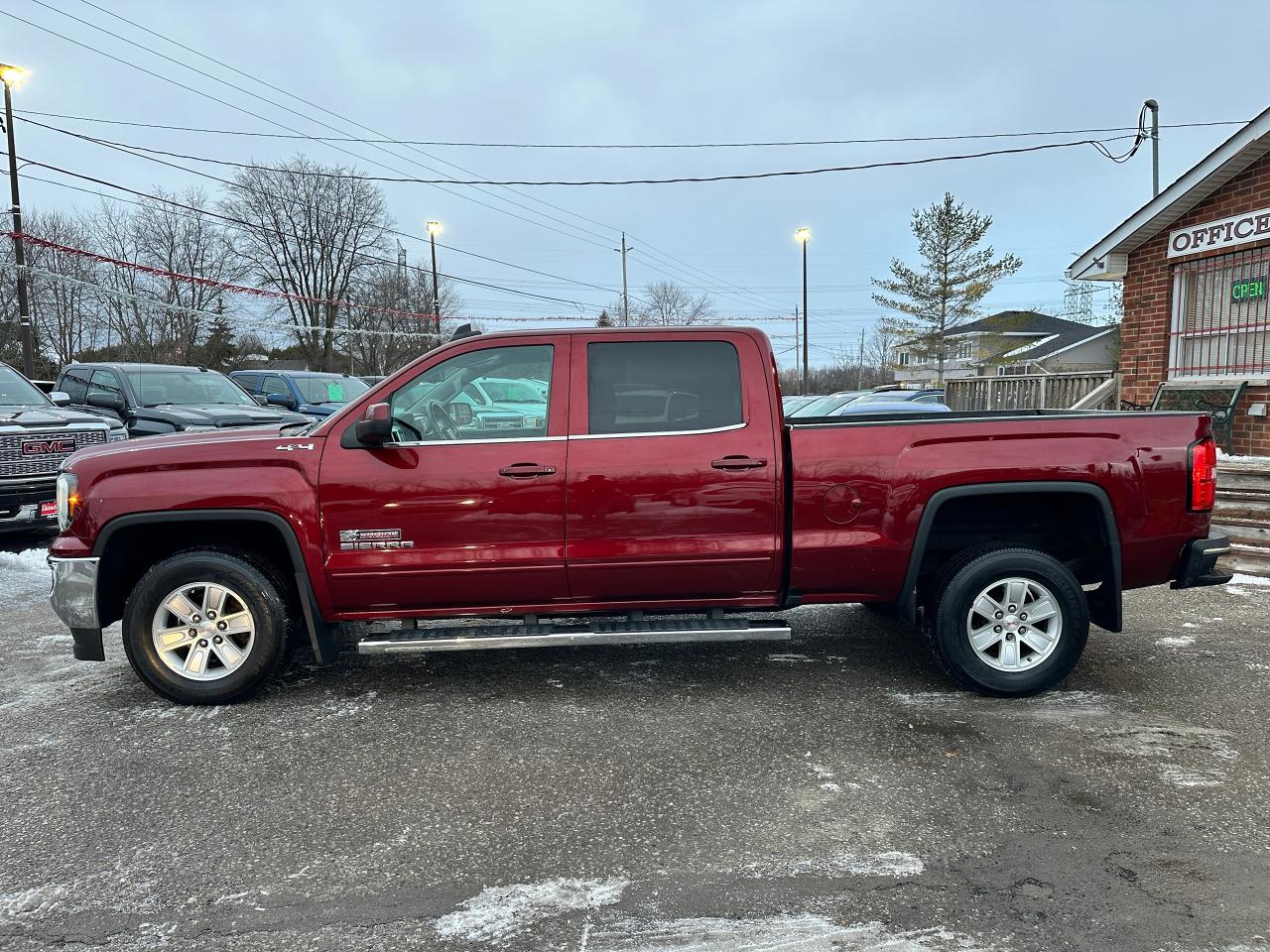 2017 GMC Sierra 1500 SLE4x4Kodiak Crew 6Pass-Cloth CarPlay BackupCam V8 Photo