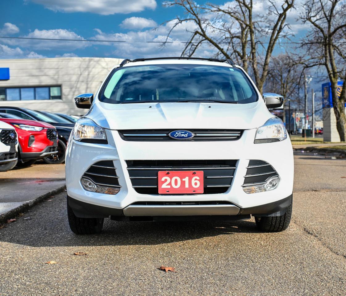 2016 Ford Escape SE/4X4 LOADED VERY LOW KMS! Photo