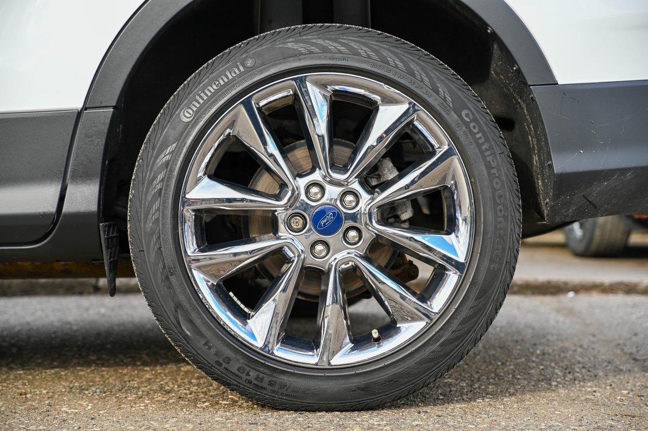 2016 Ford Escape SE/4X4 LOADED VERY LOW KMS! Photo