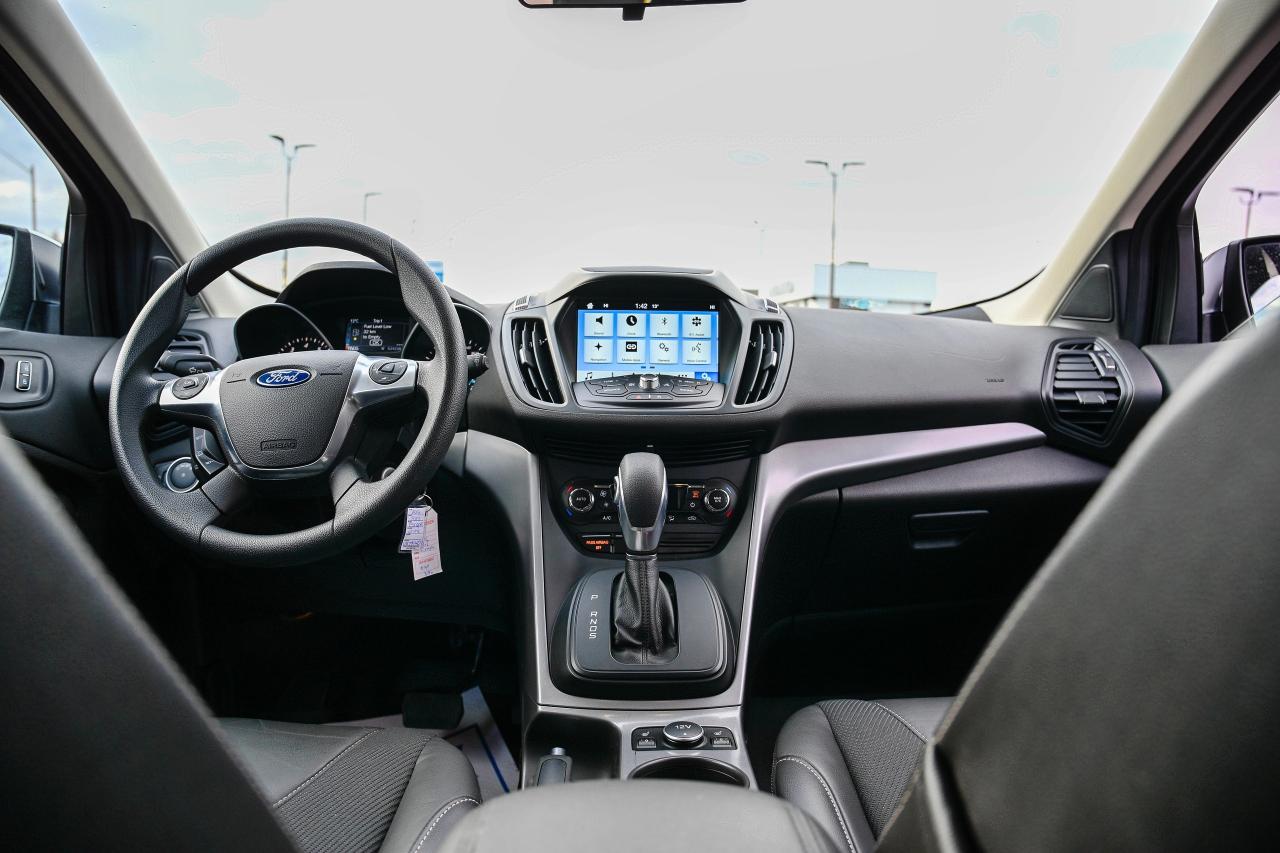 2016 Ford Escape SE/4X4 LOADED VERY LOW KMS! Photo