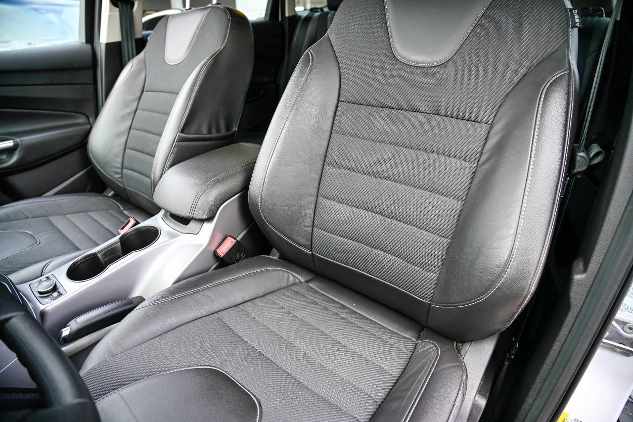 2016 Ford Escape SE/4X4 LOADED VERY LOW KMS! Photo