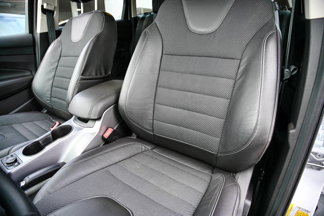 2016 Ford Escape SE/4X4 LOADED VERY LOW KMS! Photo