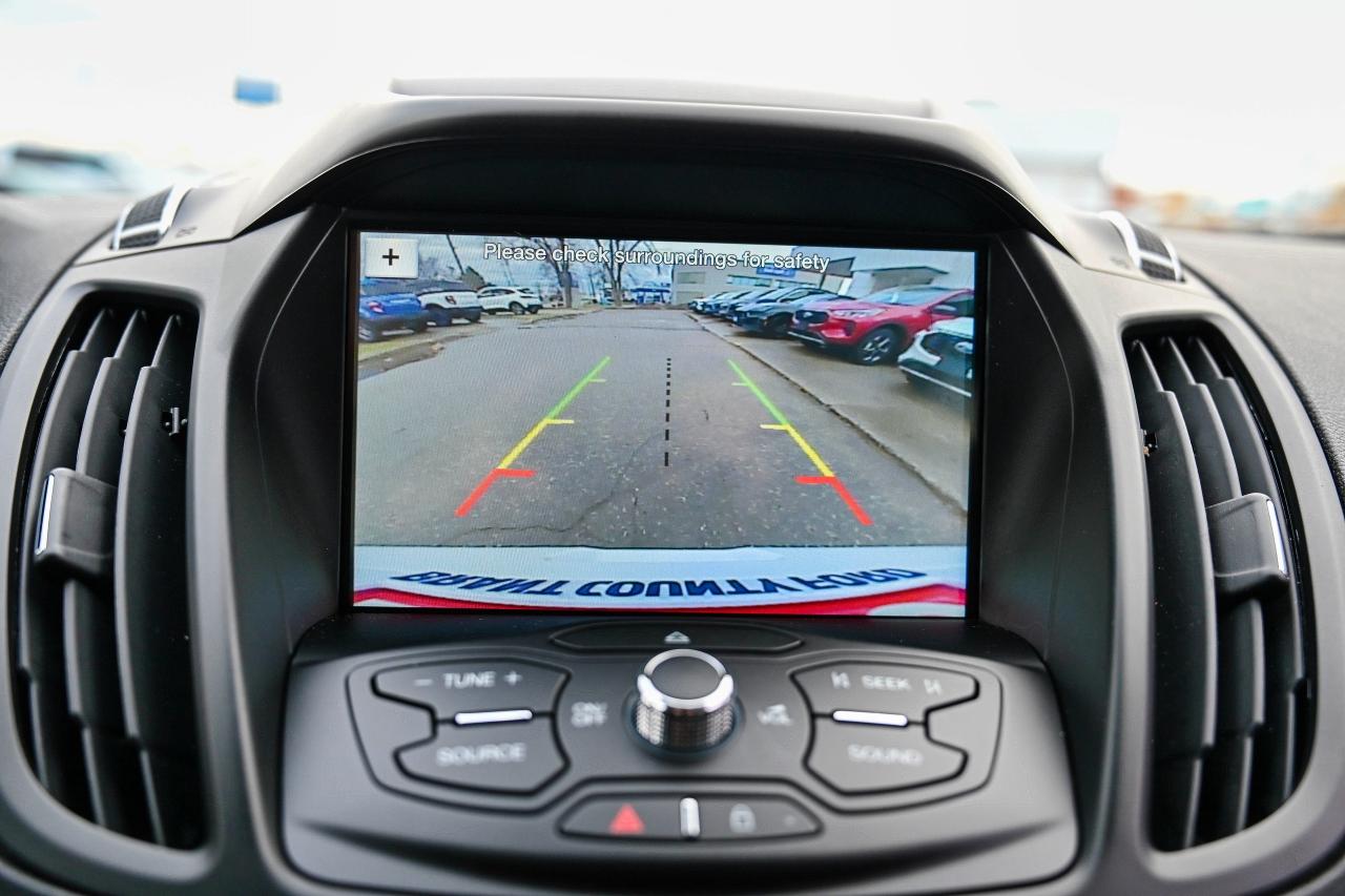 2016 Ford Escape SE/4X4 LOADED VERY LOW KMS! Photo