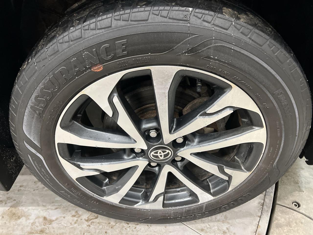 2022 Toyota Corolla Cross XLE AWD | HTD LEATHER | SUNROOF | CARPLAY | ALLOYS Photo