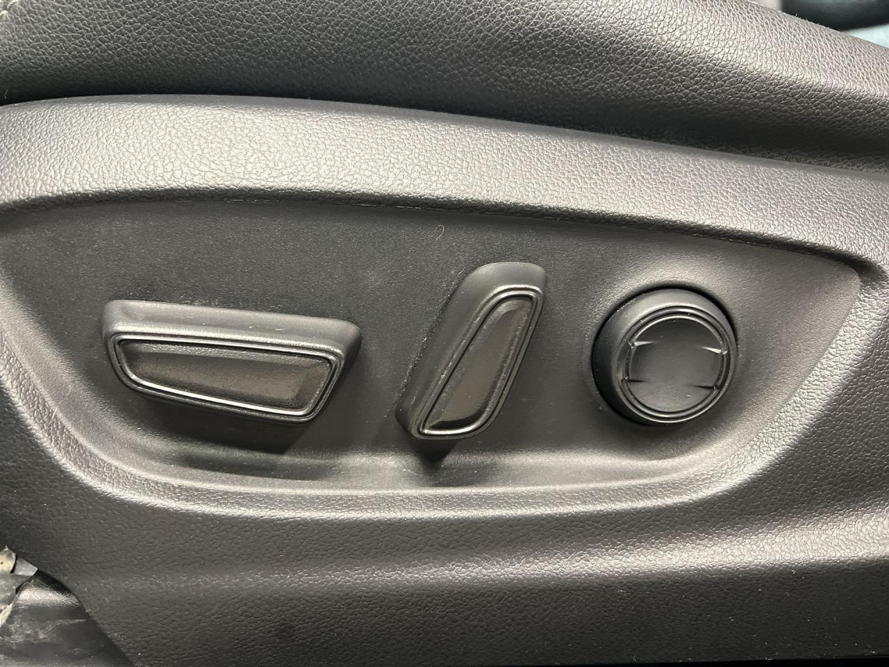 2022 Toyota Corolla Cross XLE AWD | HTD LEATHER | SUNROOF | CARPLAY | ALLOYS Photo