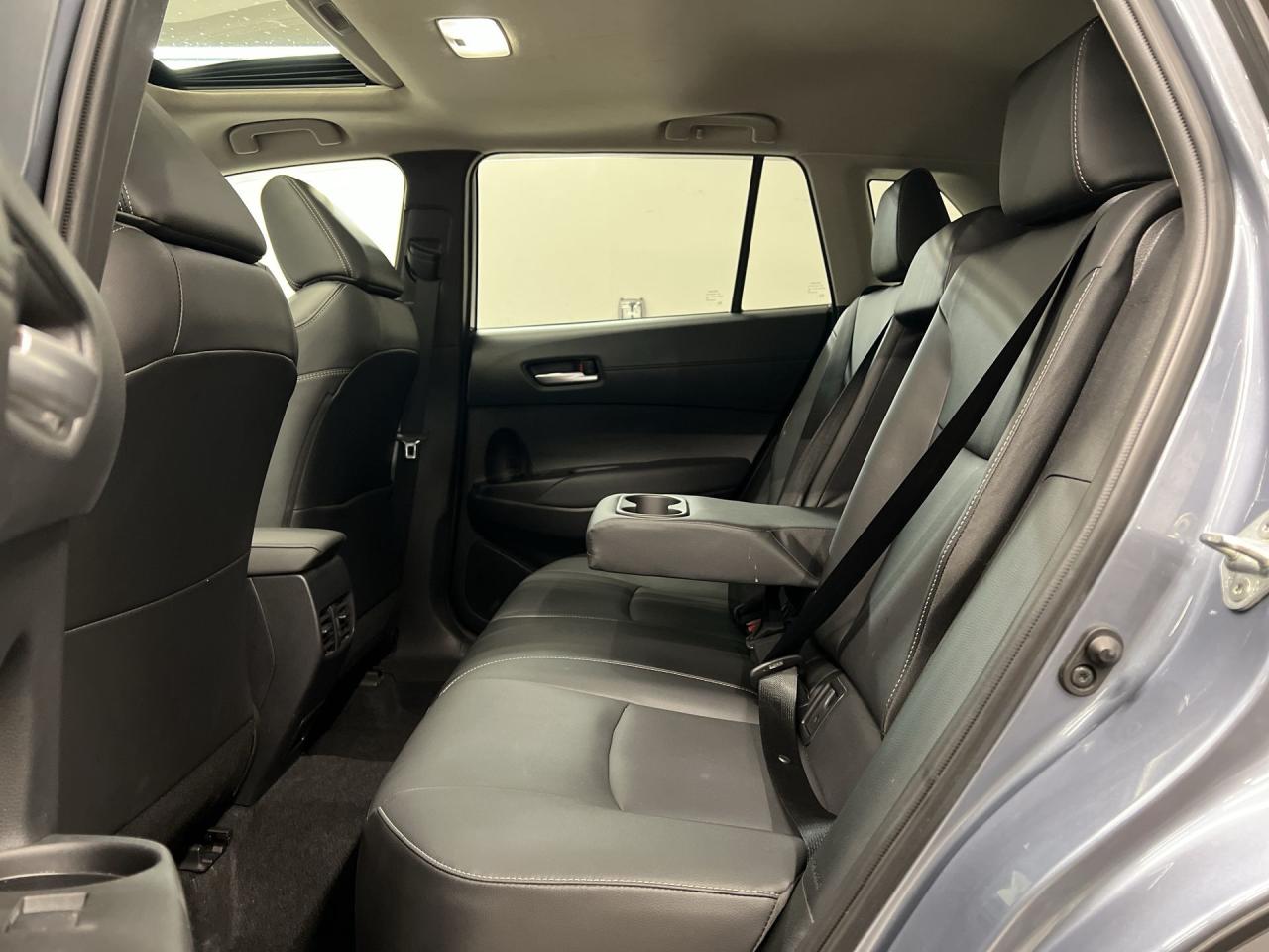 2022 Toyota Corolla Cross XLE AWD | HTD LEATHER | SUNROOF | CARPLAY | ALLOYS Photo