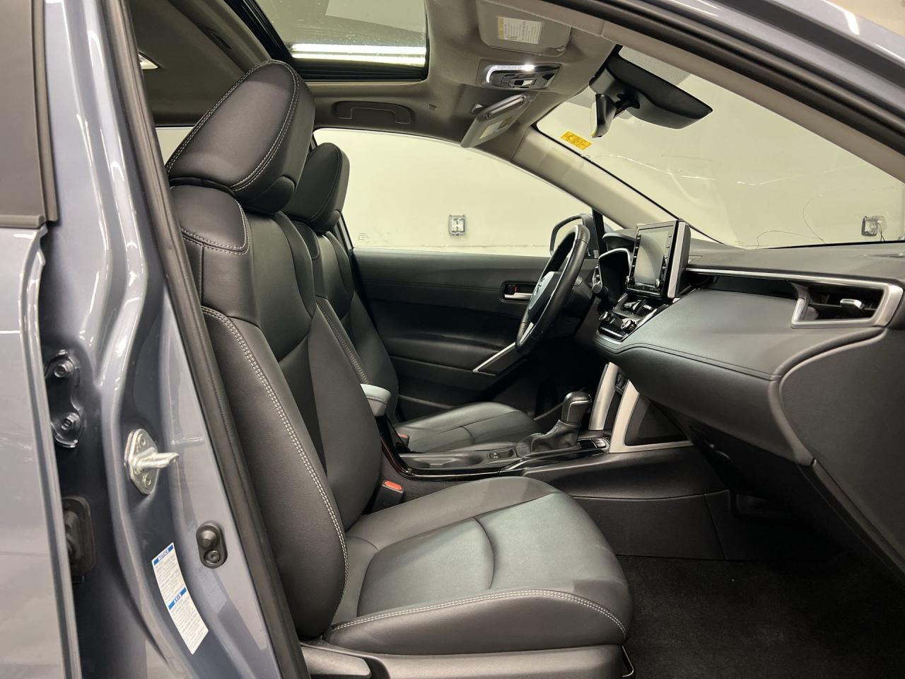 2022 Toyota Corolla Cross XLE AWD | HTD LEATHER | SUNROOF | CARPLAY | ALLOYS Photo