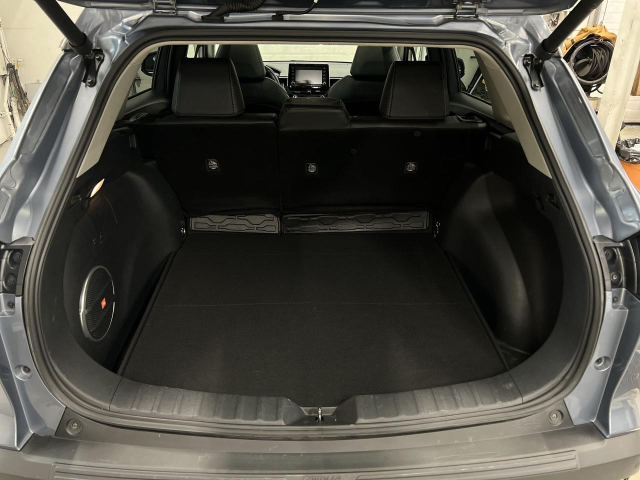 2022 Toyota Corolla Cross XLE AWD | HTD LEATHER | SUNROOF | CARPLAY | ALLOYS Photo