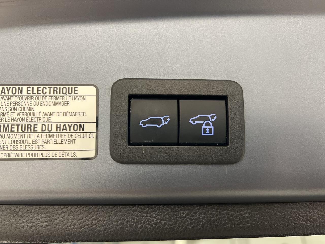 2022 Toyota Corolla Cross XLE AWD | HTD LEATHER | SUNROOF | CARPLAY | ALLOYS Photo