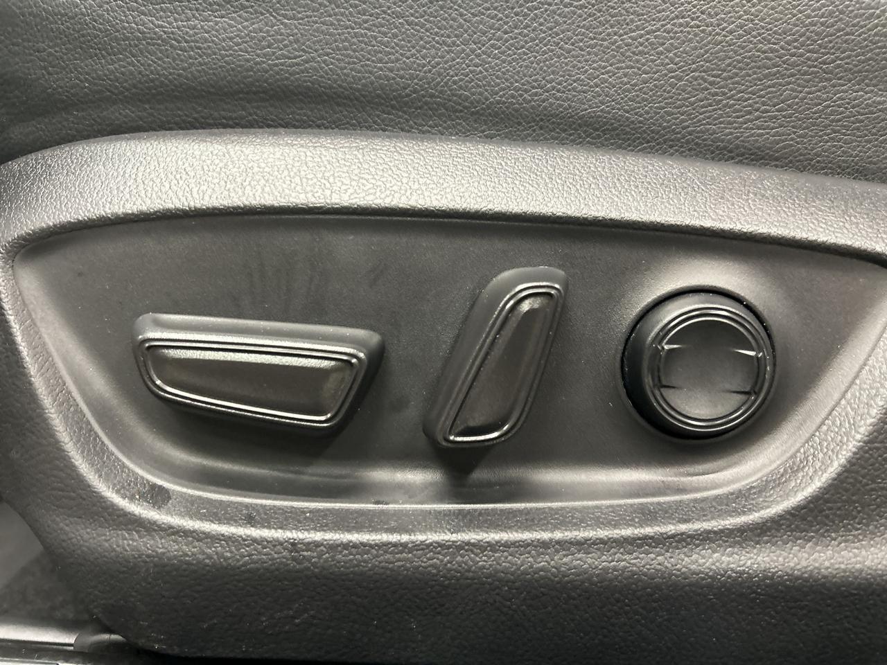 2021 Toyota Camry SE AWD | HTD LEATHER | SUNROOF | CARPLAY | ALLOYS Photo