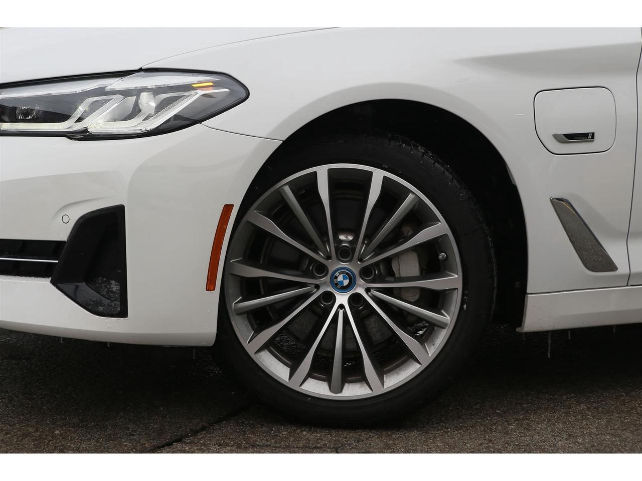 2023 BMW 530xi 530xe Plug-In-Hybrid Photo