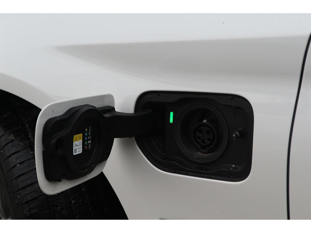 2023 BMW 530xi 530xe Plug-In-Hybrid Photo