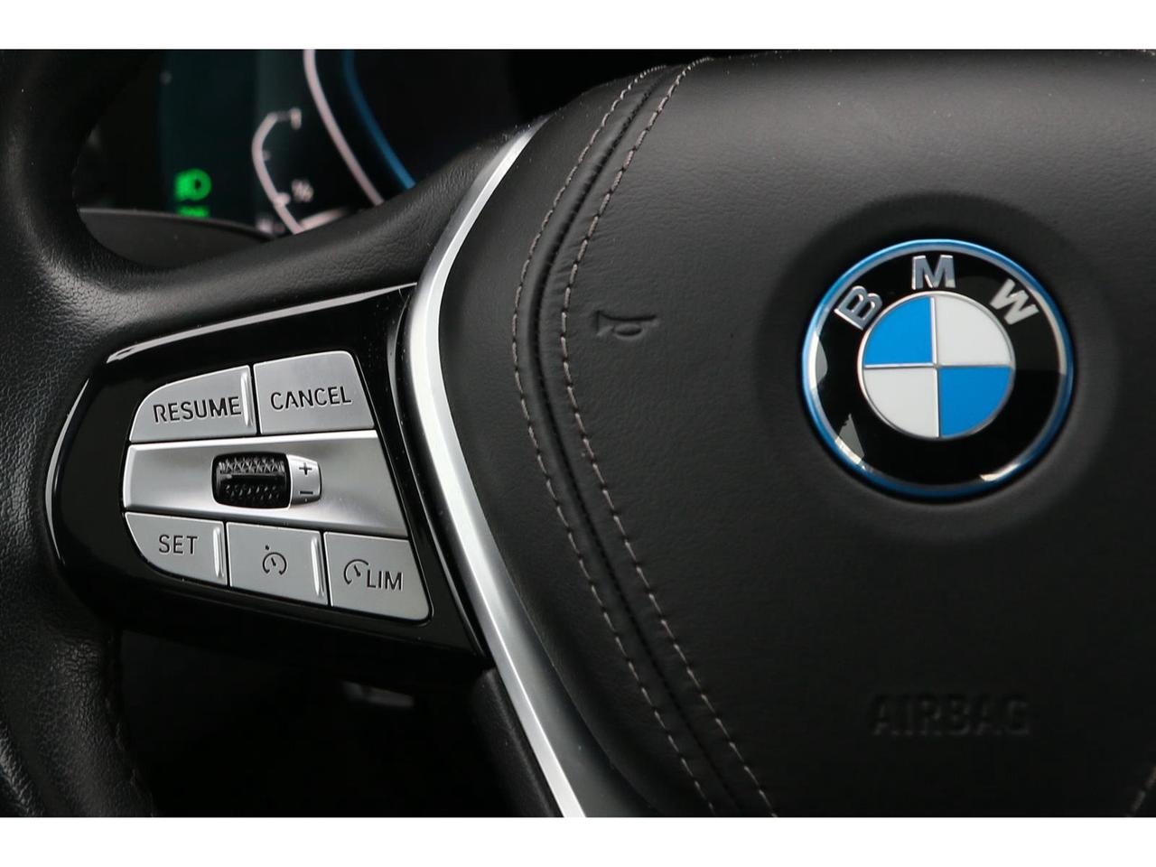 2023 BMW 530xi 530xe Plug-In-Hybrid Photo
