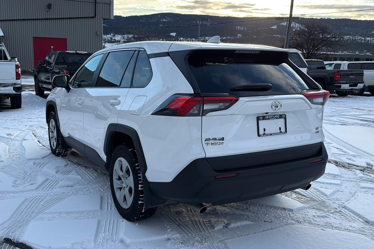 2024 Toyota RAV4 LE Photo4