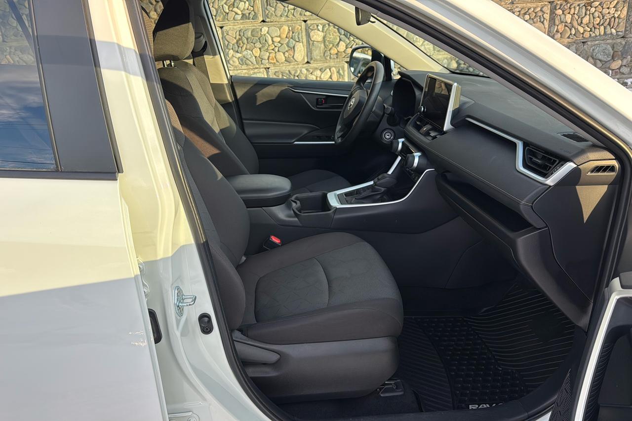 2024 Toyota RAV4 LE Photo