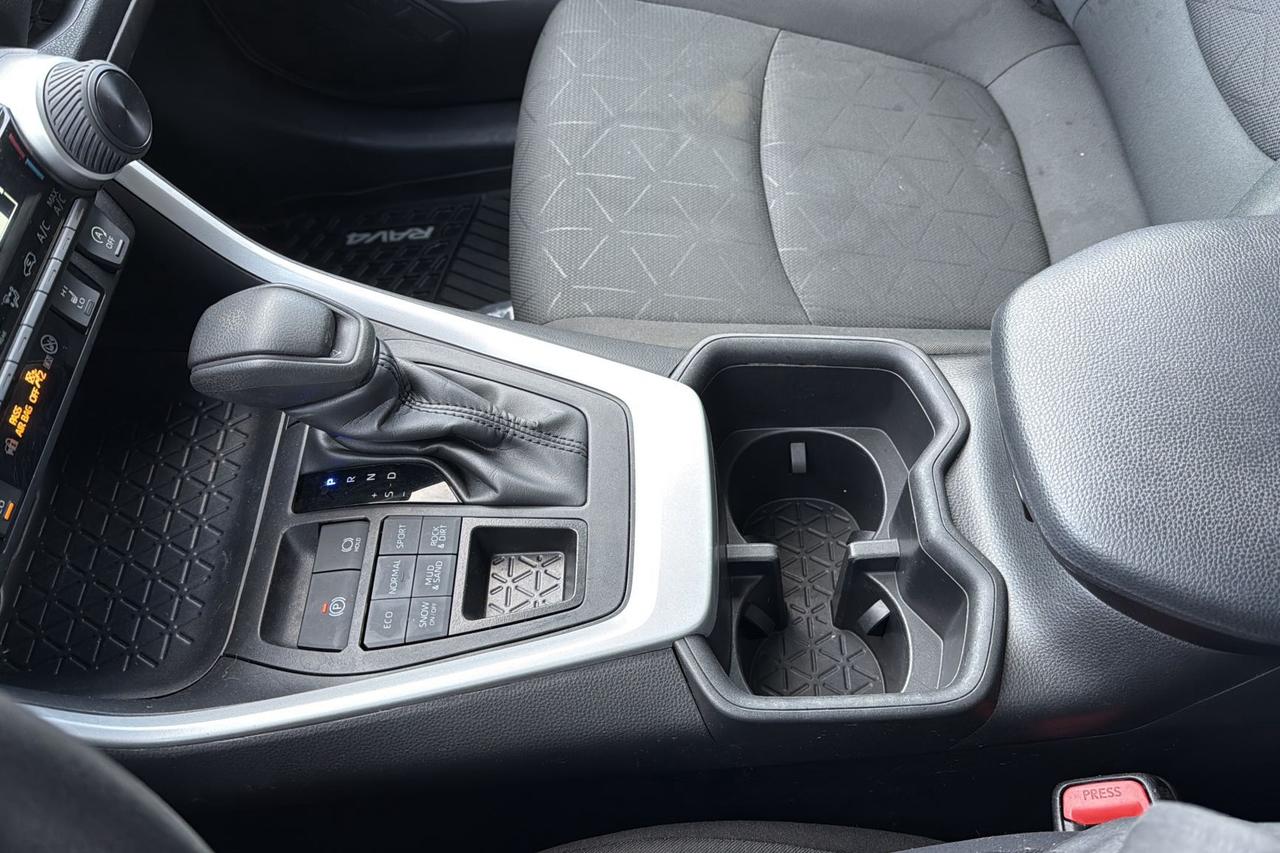 2024 Toyota RAV4 LE Photo