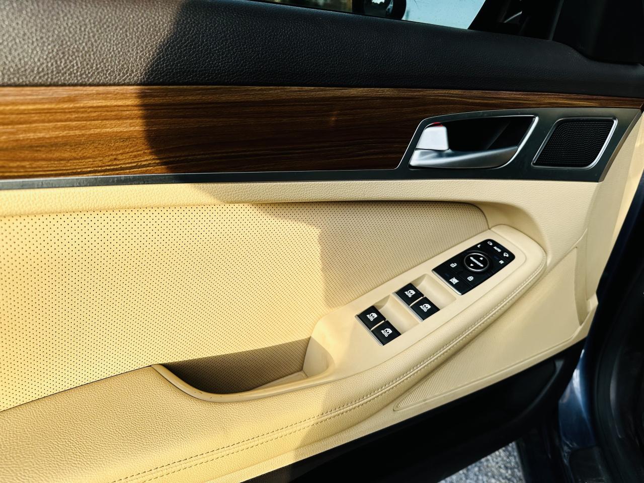 2015 Hyundai Genesis 3.8 Premium AWD Photo