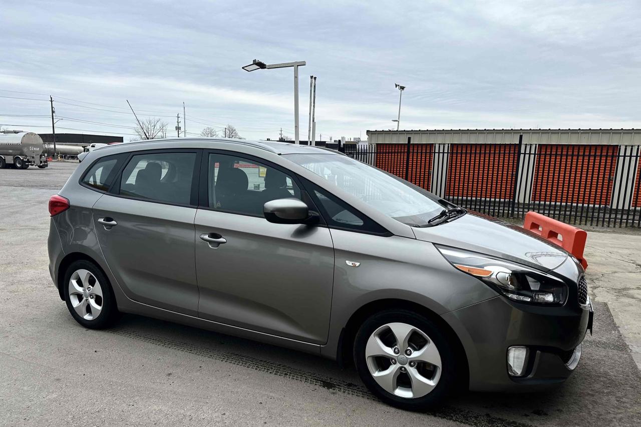 2014 Kia Rondo LX Photo2