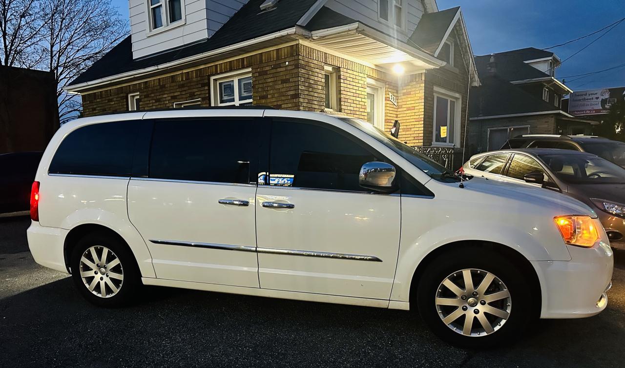 2014 Chrysler Town & Country TOURING Photo