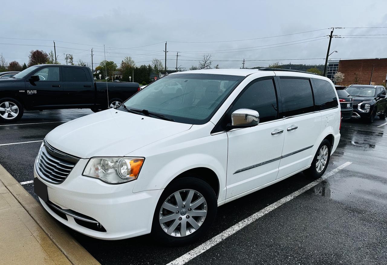 2014 Chrysler Town & Country TOURING Photo
