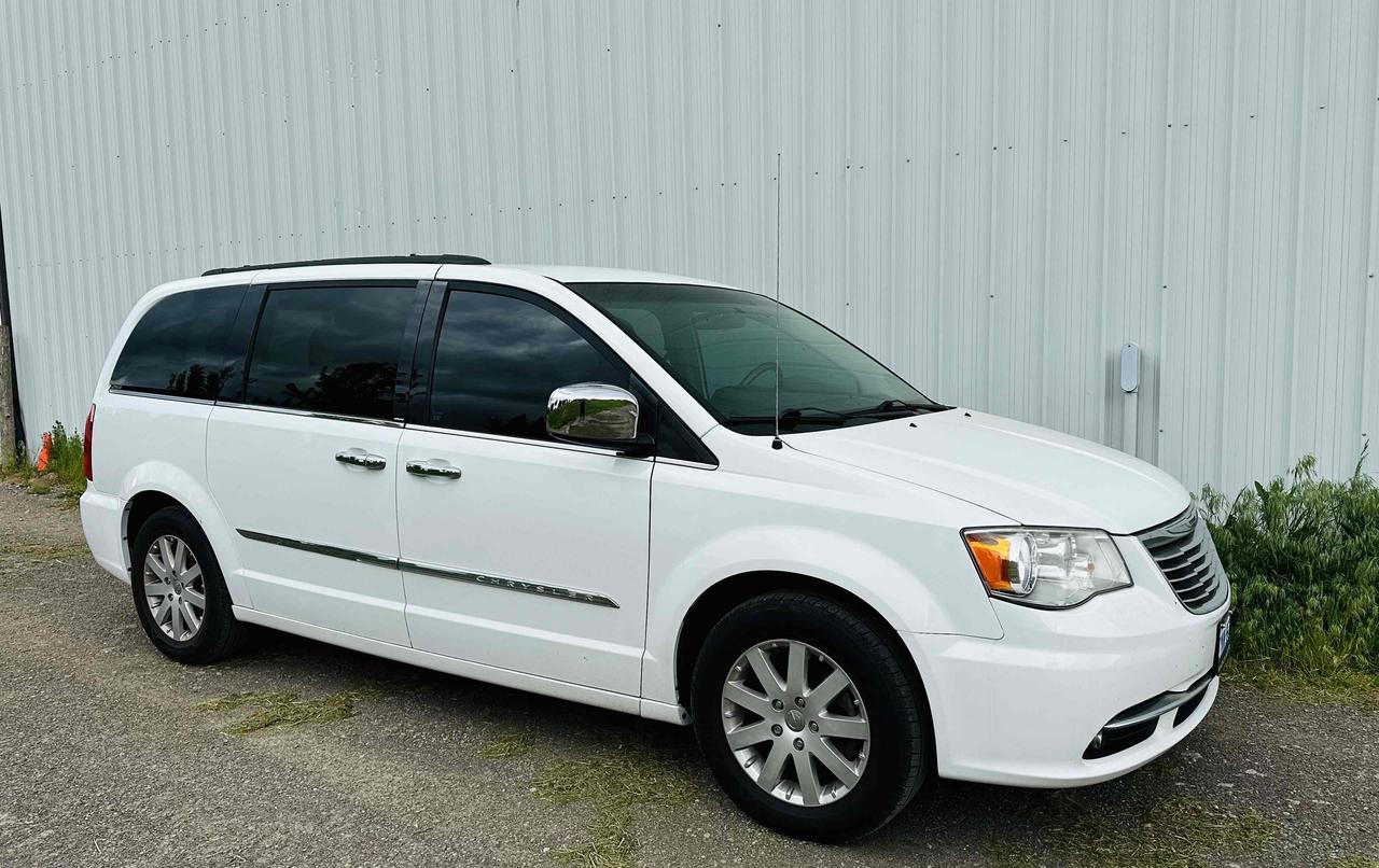 2014 Chrysler Town & Country TOURING Photo