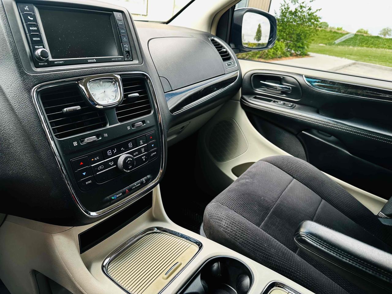 2014 Chrysler Town & Country TOURING Photo