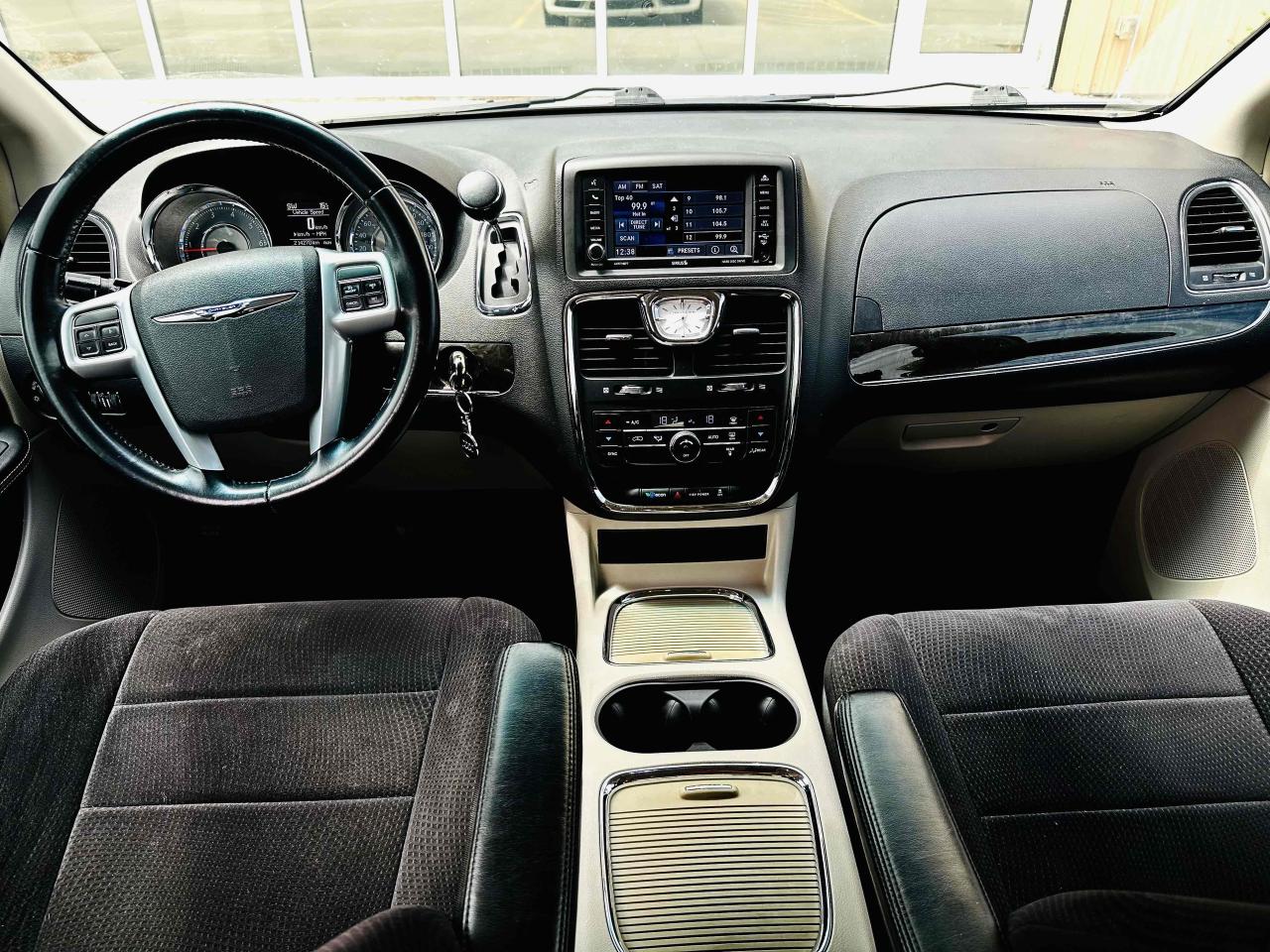 2014 Chrysler Town & Country TOURING Photo