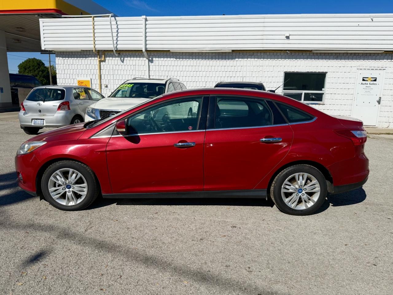 2012 Ford Focus SEL - 2.0L FWD     - GOOD ON GAS!! Photo2