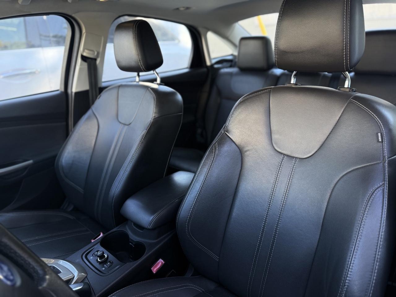 2012 Ford Focus SEL - 2.0L FWD     - GOOD ON GAS!! Photo