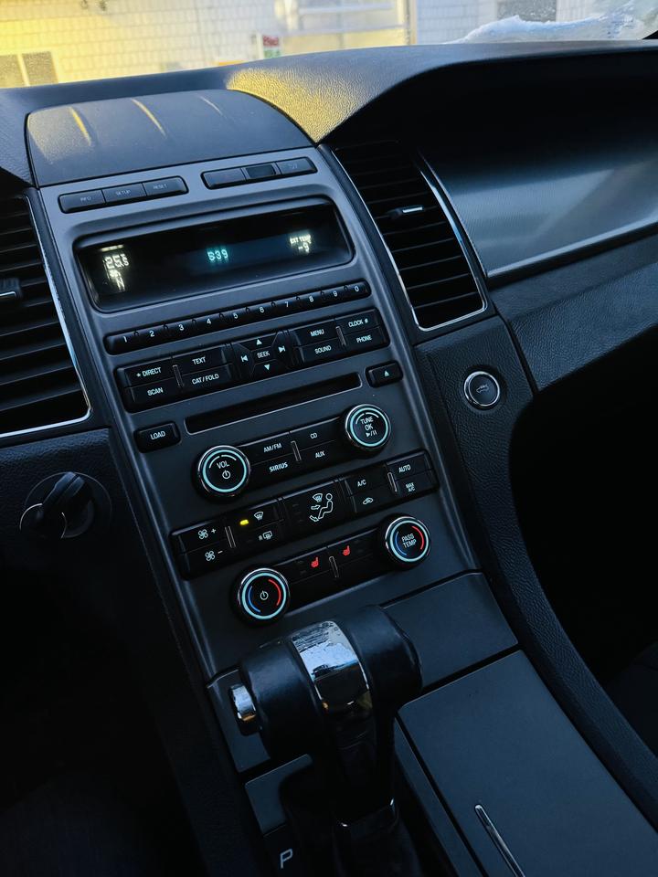 2011 Ford Taurus SEL Photo