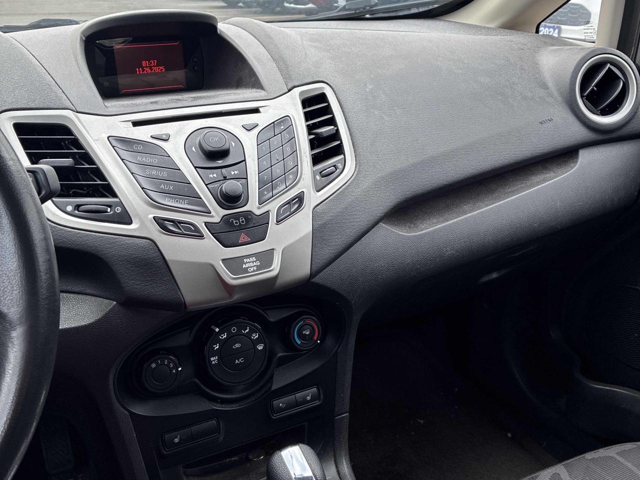 2011 Ford Fiesta SES Photo