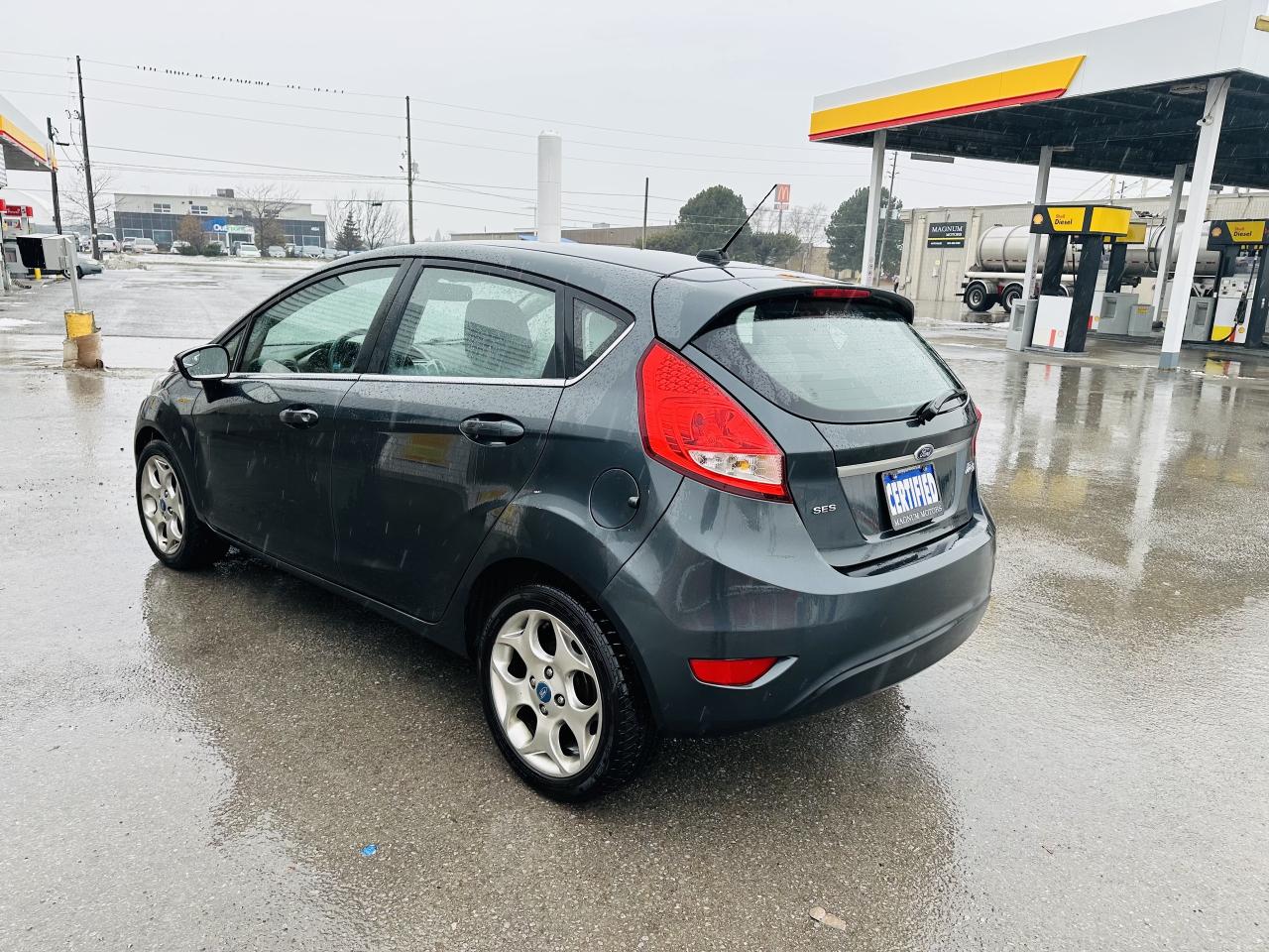 2011 Ford Fiesta SES Photo4