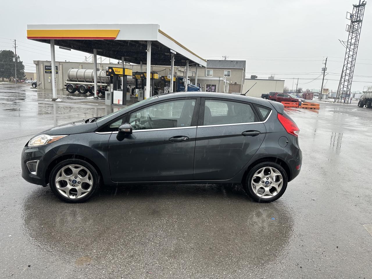 2011 Ford Fiesta SES Photo