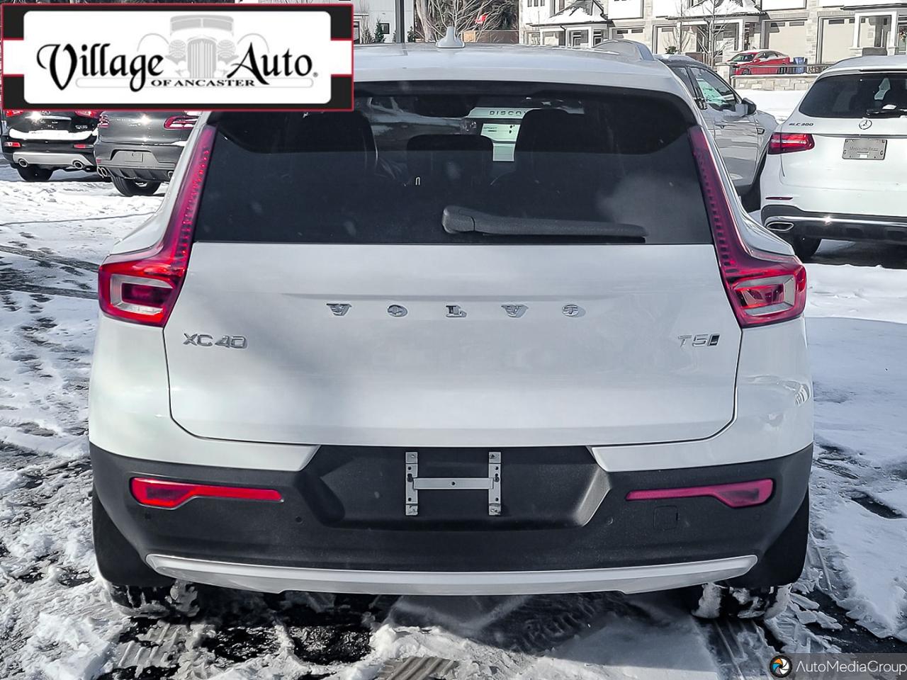 2019 Volvo XC40 T5 AWD Momentum Photo