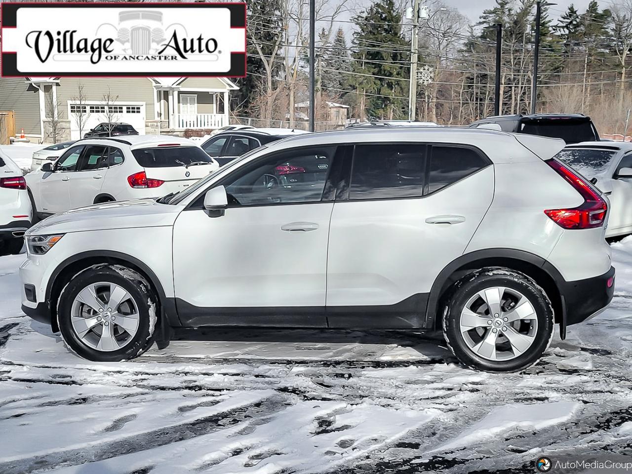 2019 Volvo XC40 T5 AWD Momentum Photo