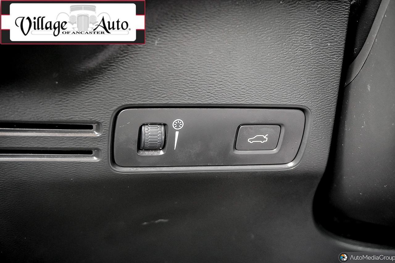2019 Volvo XC40 T5 AWD Momentum Photo