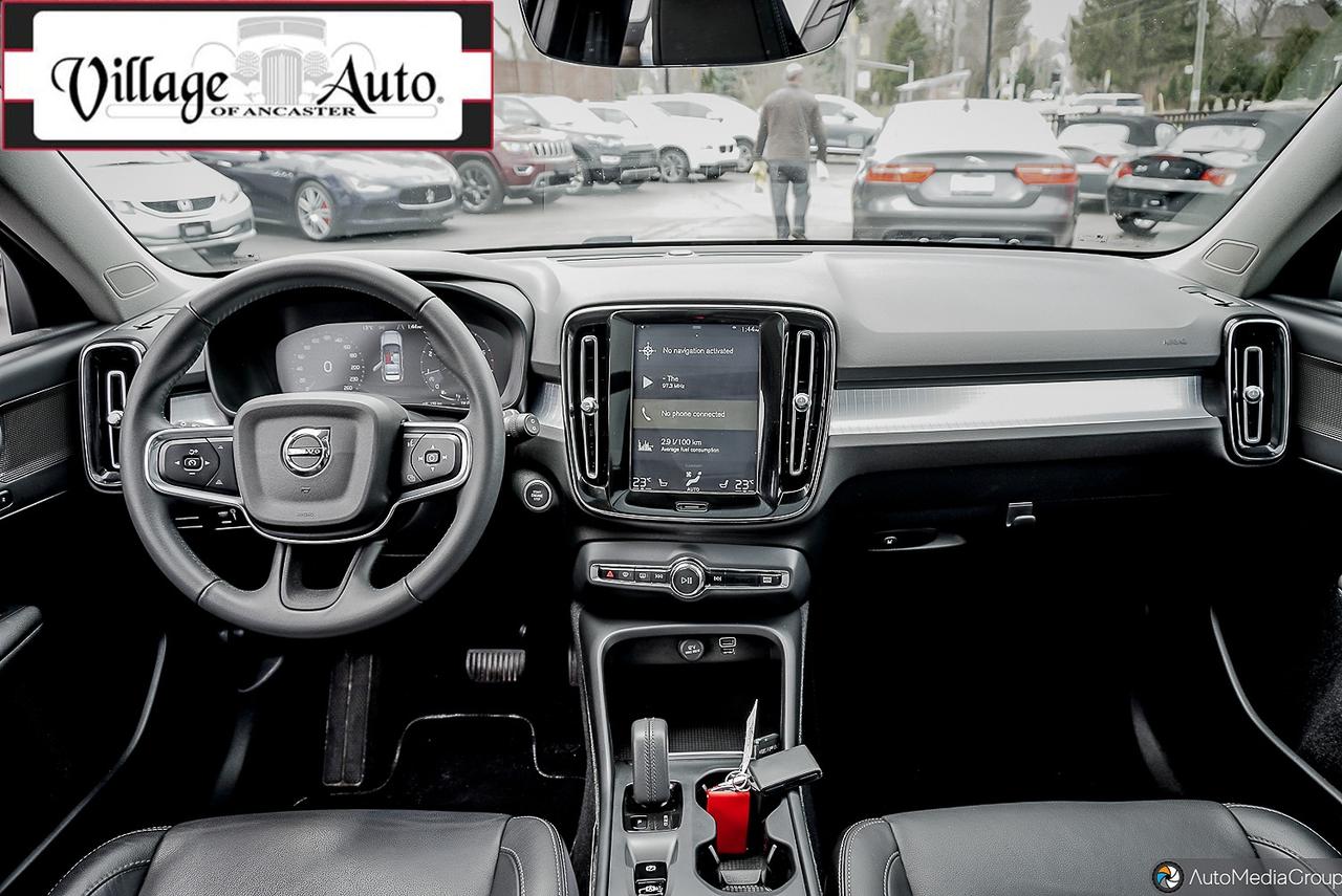 2019 Volvo XC40 T5 AWD Momentum Photo