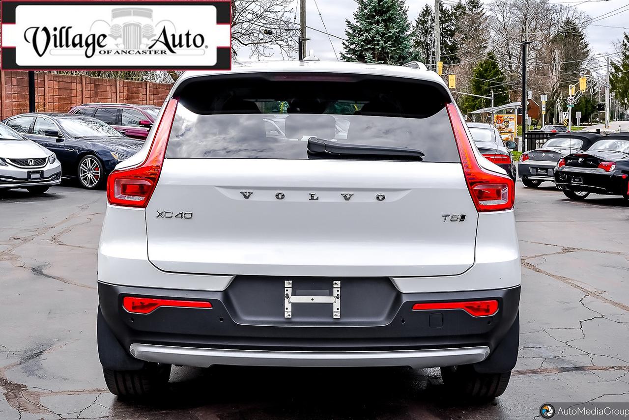 2019 Volvo XC40 T5 AWD Momentum Photo