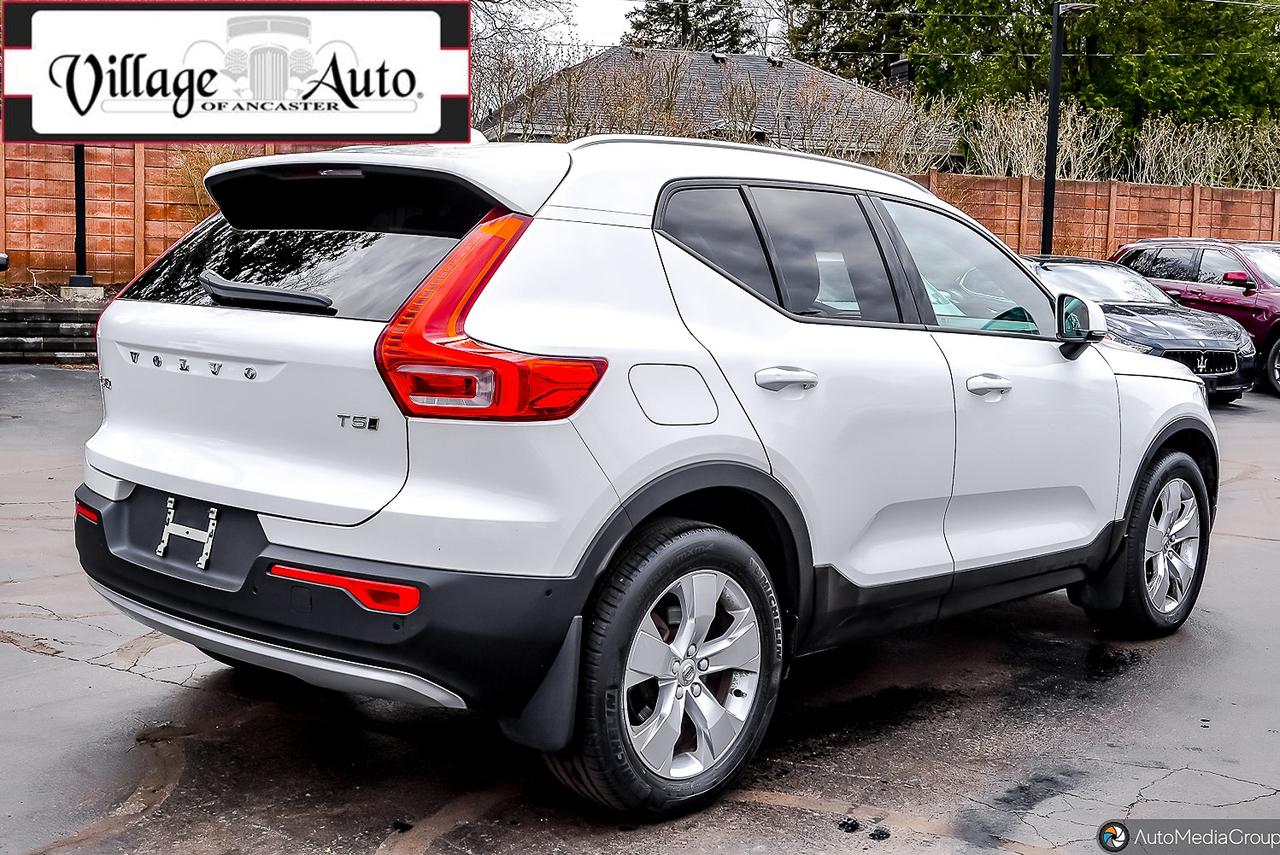 2019 Volvo XC40 T5 AWD Momentum Photo