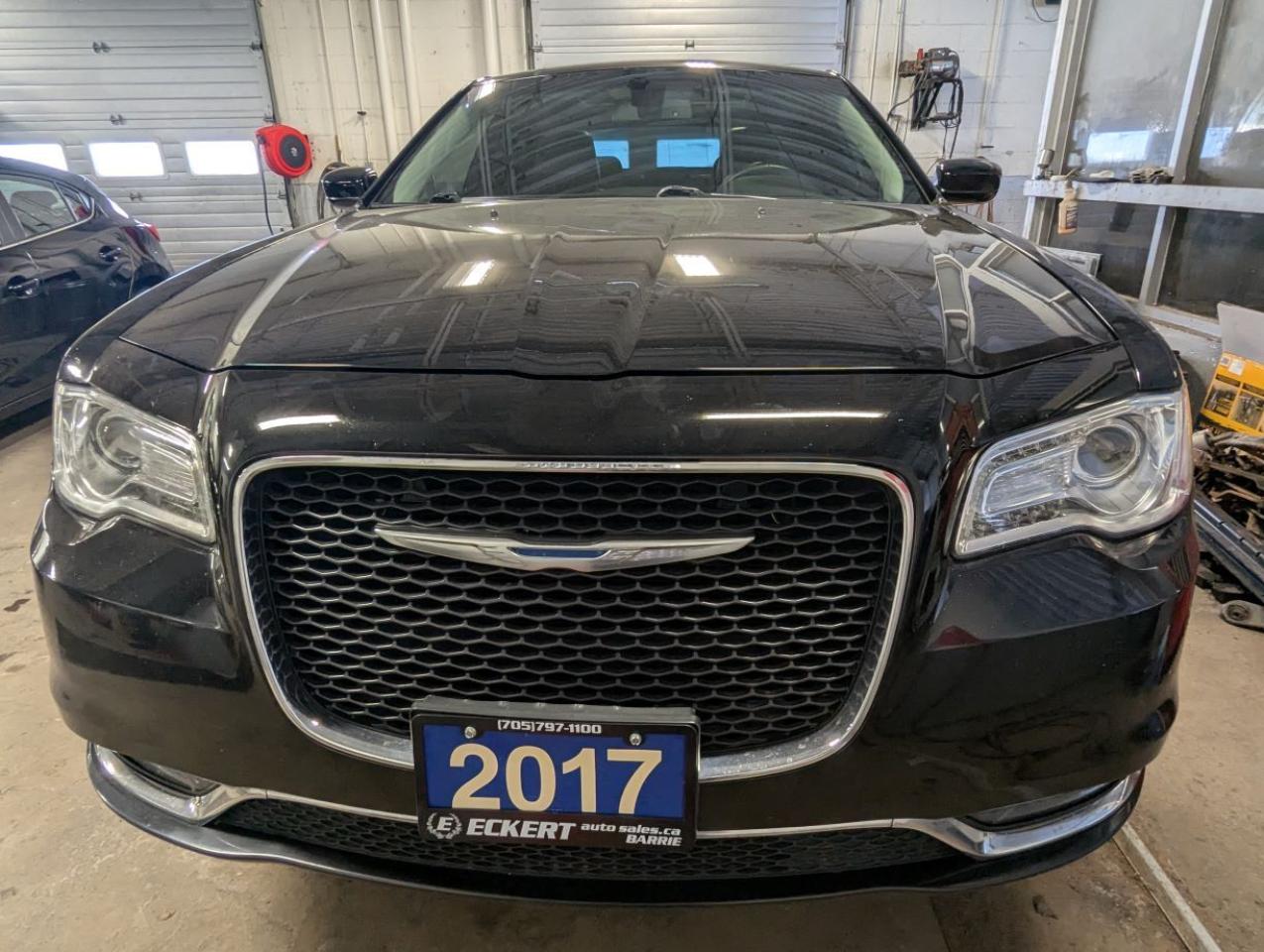 2017 Chrysler 300 Touring WITH PANARAMIC SUNROOF!! Photo2