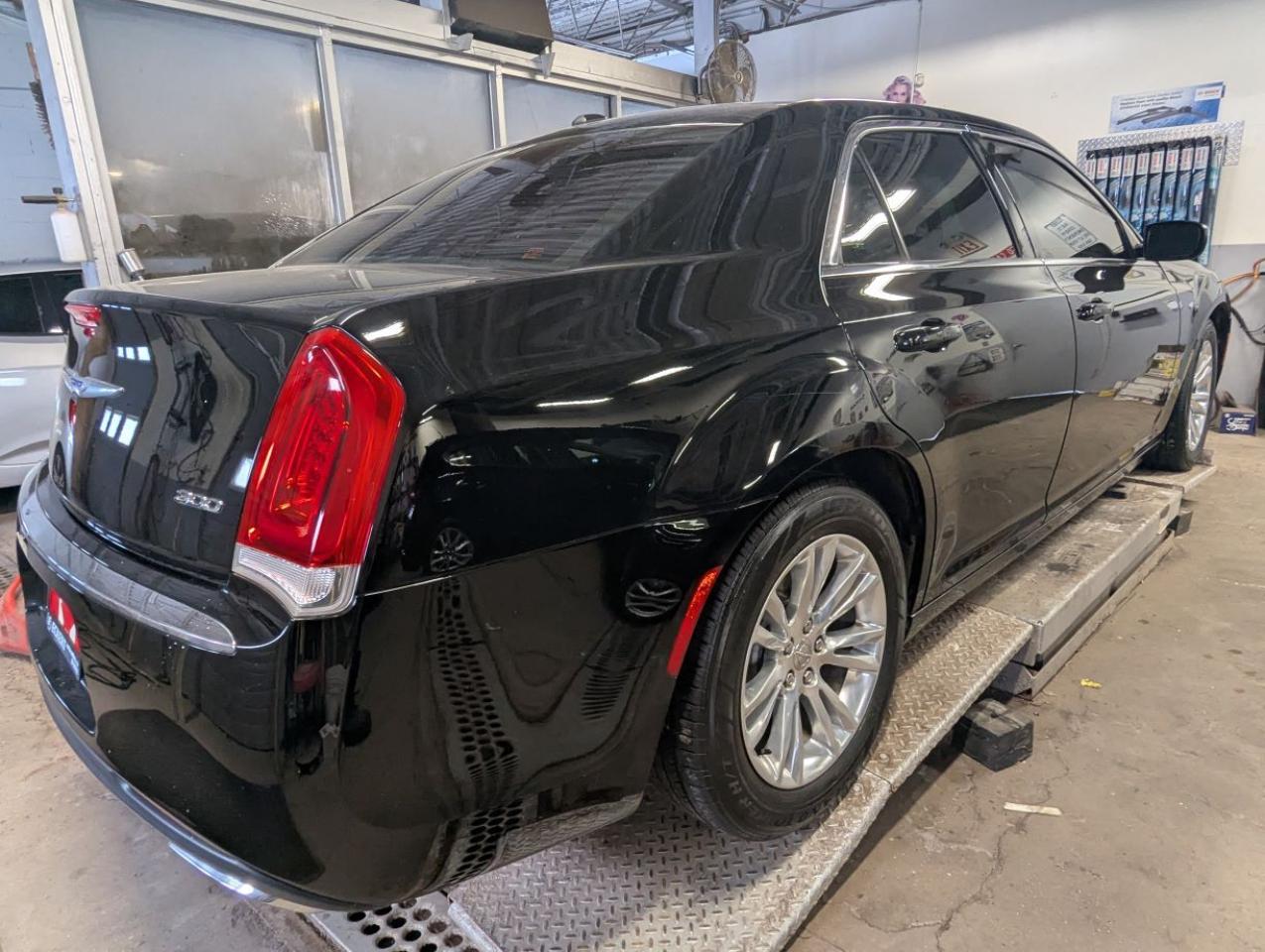 2017 Chrysler 300 Touring WITH PANARAMIC SUNROOF!! Photo4