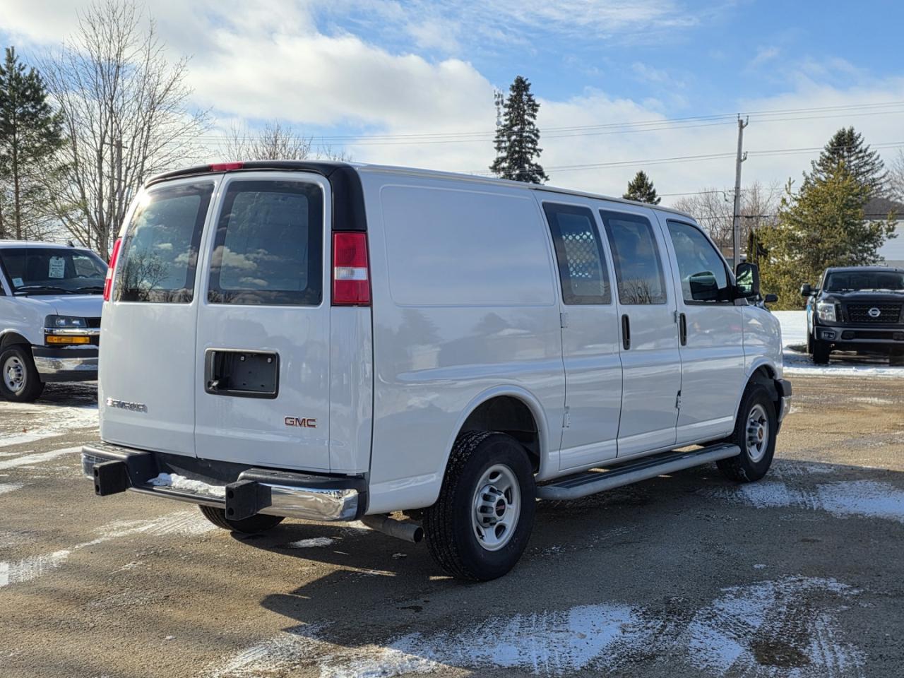 2023 GMC Savana G2500 Cargo RWD, 135" Photo4