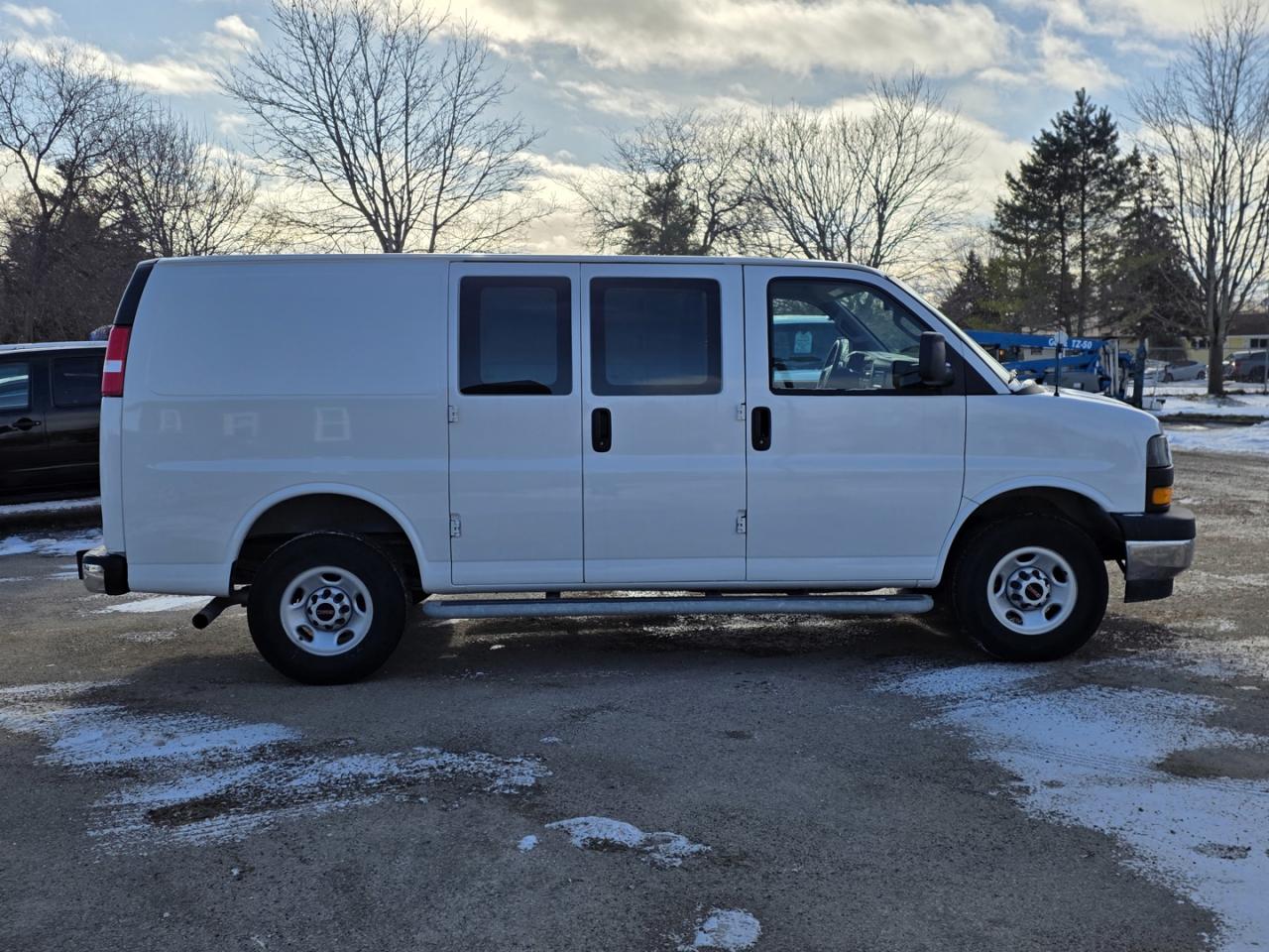 2023 GMC Savana G2500 Cargo RWD, 135" Photo3