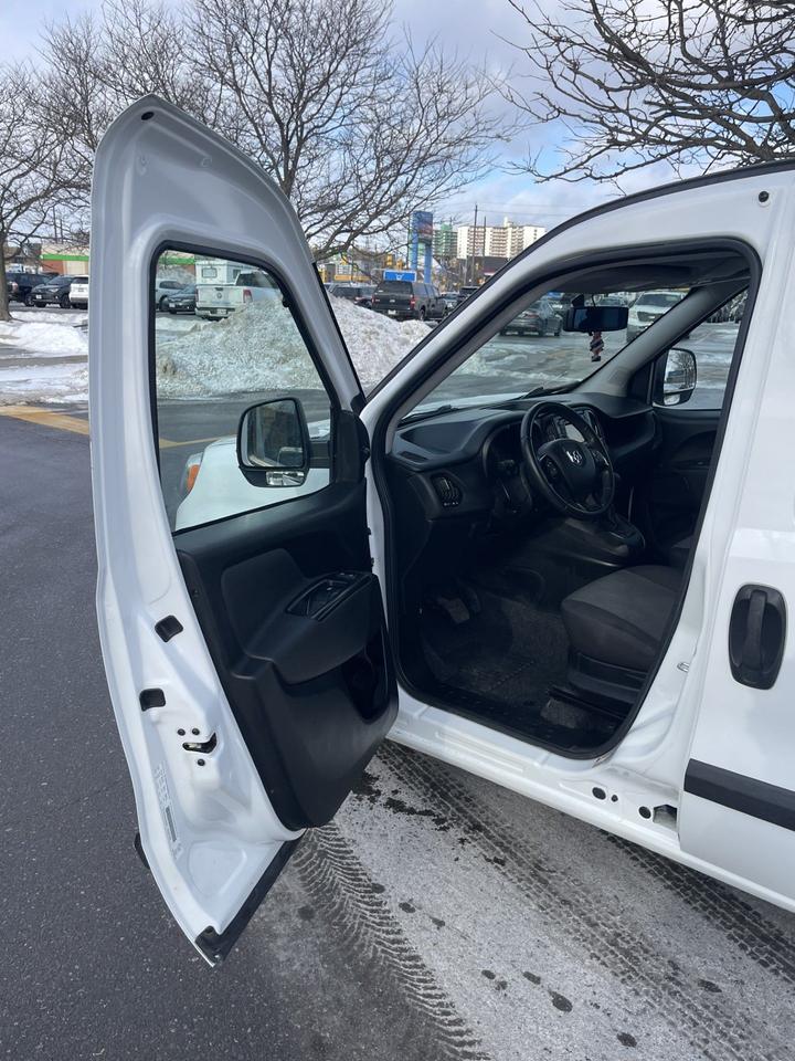 2015 RAM ProMaster SLT   5 PASSENGER    ONLY 149,000 KMS Photo