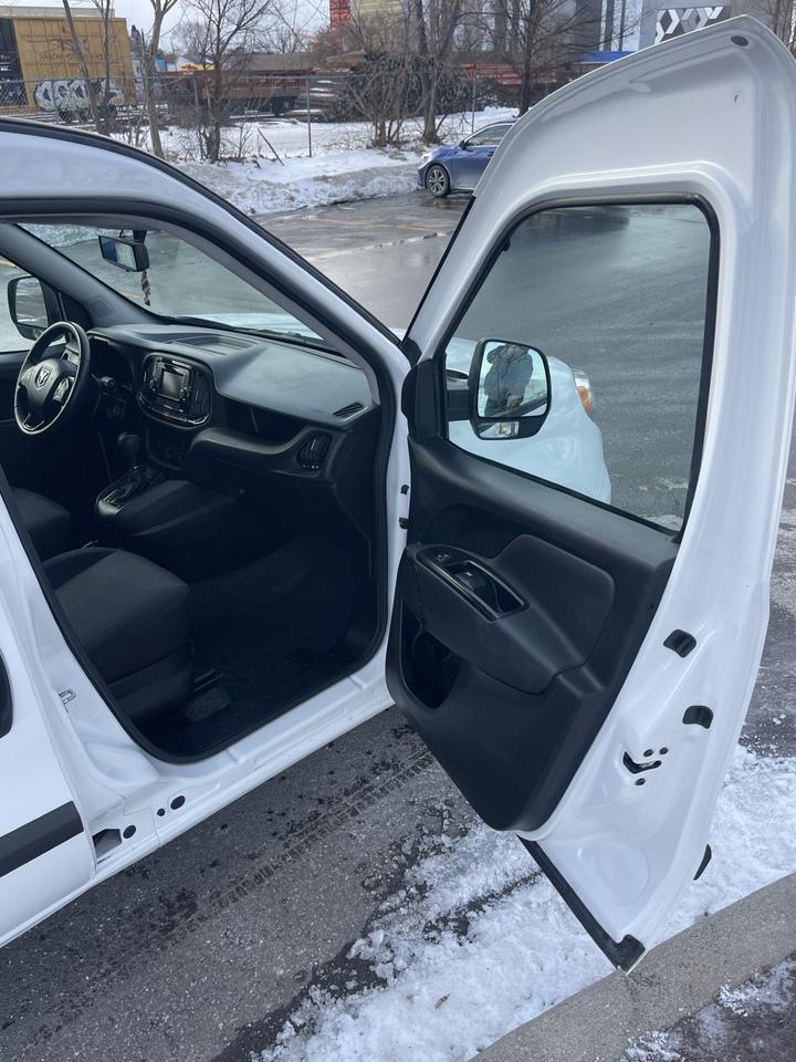 2015 RAM ProMaster SLT   5 PASSENGER    ONLY 149,000 KMS Photo