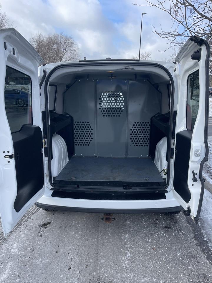 2015 RAM ProMaster SLT   5 PASSENGER    ONLY 149,000 KMS Photo