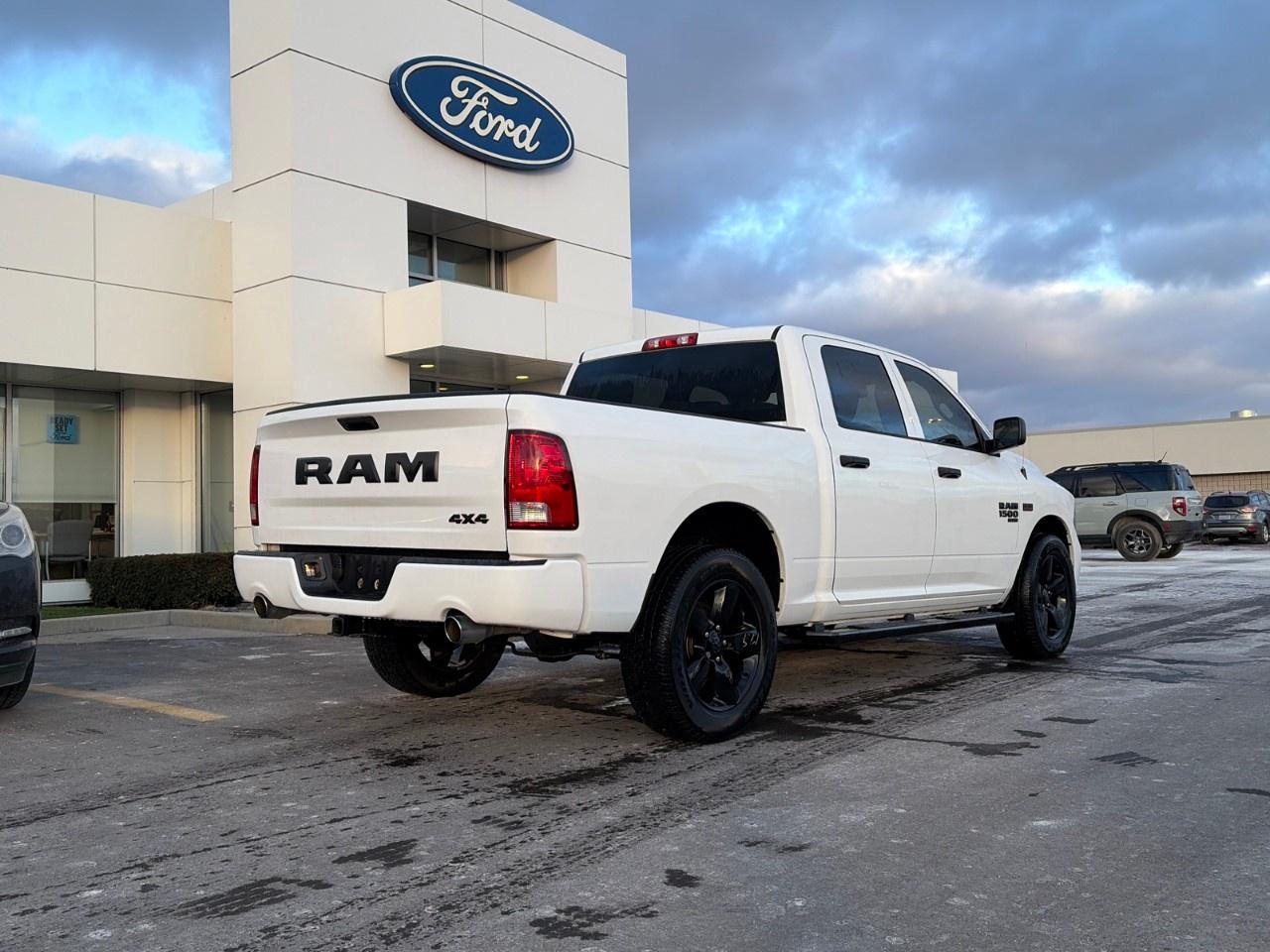 2020 RAM 1500 Classic EXPRESS 4X4 CREW CAB 5'7" BOX Photo2