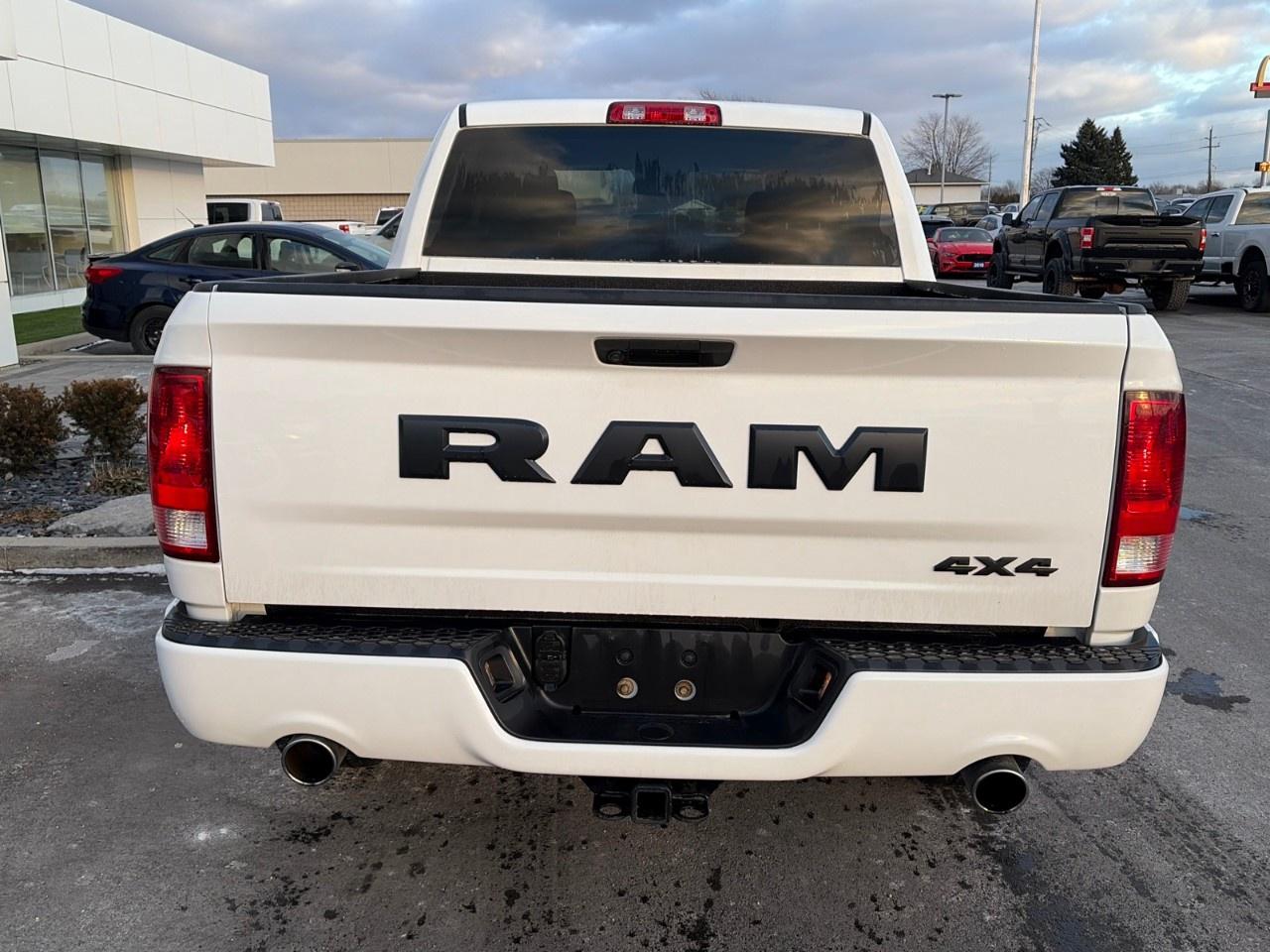 2020 RAM 1500 Classic EXPRESS 4X4 CREW CAB 5'7" BOX Photo3